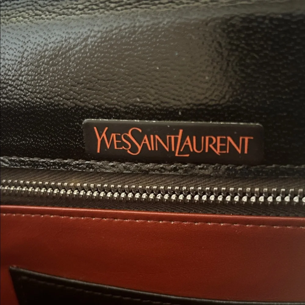 Yves Saint Laurent Leather Shoulder bag